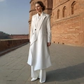 Nahaufnahme des beigen Trenchcoats mit asymmetrischem Saum und Revers bei natürlichem Licht - S / Gebrochenes Weiß