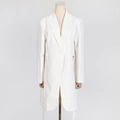 Dettaglio dell'abito blazer bianco con cinturini laterali in vita e fibbie ad anello - S / Bianco
