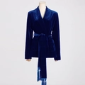 Elegante blazer de terciopelo azul oscuro con cuello esmoquin y cinturón con flecos - S / Azul Marino