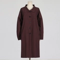 Dettaglio del trench lungo rosso vino con revers classico e bottoni a chiusura singola - M / Borgogna