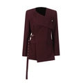 Dames blazer in wijnrood met asymmetrische metalen gespriem en klepzakken - S / Angola Rood