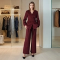 Detalle de un traje burdeos de dos piezas con cintura con cinturón y textura de lana - S / Rojo Angola