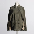 Detail einer armee-grünen Baumwolljacke mit Metallknöpfen und vier großen Pattentaschen - Einheitsgröße / Armeegrün
