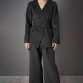 Elegante conjunto de lana negra con americana con cinturón y pantalón ancho - S / Negro