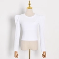 Detail eines weißen Rippstrick-T-Shirts mit Puffärmeln und asymmetrischer Nahtführung - S / Weiß