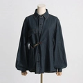 Nahaufnahme der dunkelblauen Denim-Jacke mit modischer Metallschnalle an der Taille - S / Blau
