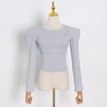 Detail eines grauen, schmal geschnittenen Langarmshirts mit Puffärmeln und Ziernähten - S / Grau