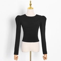 Detailansicht des schwarzen Langarmshirts mit Puffärmeln und asymmetrischen Nahtlinien - S / Schwarz