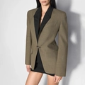 Dettaglio blazer kaki con revers a lancia neri e chiusura con bottone ad anello metallico - S / Khaki Verde