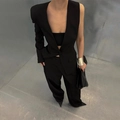 Dettaglio completo blazer nero asimmetrico con pantaloni larghi a vita alta - S / Nero