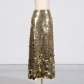 Detail eines goldenen Pailletten-Rocks mit hoher Taille und Farbverlauf am Saum - S / Unterteile / Gold