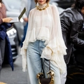 Dettaglio di elegante camicia in rete bianca con bordi a balze e maniche lunghe - S / Bianco Sporco