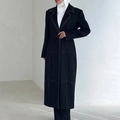 Dettaglio cappotto lungo nero con cuciture a contrasto bianche e revers strutturato - S / Nero