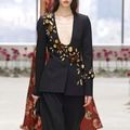 Dettaglio del blazer nero sciancrato con applicazioni floreali 3D ambra e dorate - S / Nero