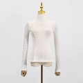 Dettaglio dell'elegante top in pizzo con collo alto e trama geometrica a maglia fine - S / Bianco