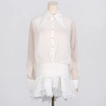 Detalle de vestido blanco de manga larga con solapa grande y dobladillo con volantes - S / Malla/Gasa / Blanco Con Botones De Cristal