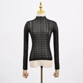 Dettaglio della maglia nera a maniche lunghe in pizzo con trama a onde - S / Nero