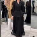 Elegantes schwarzes Set aus langem Faltenrock und Oberteil mit Federdetails an der Schulter - S / Schwarz