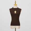 Détail macro du débardeur en maille marron foncé avec ornement métallique doré - Taille unique / Marron
