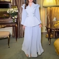 Elegantes hellblaues Set mit Rüschenschultern und taillierter Jacke für Damen - S / Blau