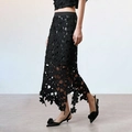 Dettaglio gonna in pizzo nero con fiori 3D traforati e design dell'orlo asimmetrico - S / Nero