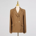 Detailansicht des camel-farbenen Doppelreiher-Blazers mit Goldknöpfen und Premium-Stoff - S / Khaki