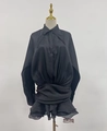 Elegante vestido de satén negro con manga larga, cuello camisero y cintura fruncida - S / Material con tacto satinado / Botones Negros