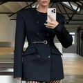 Detailansicht von Schulterpolstern und Goldgürtel an einem schwarzen Sakko-Kleid - S / Schwarz