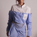 Camisa de rayas azules de dos capas con hombros descubiertos y cinturón de cadena oro - S / Azul