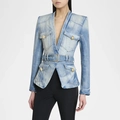 Detail van denim blazer met gouden knopen, klepzakken en een riem in de taille - S / Blauw