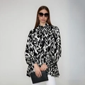 Détail du col lavallière et imprimé abstrait noir et blanc sur chemise ample à manches bouffantes - Taille unique / Comme indiqué