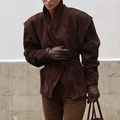 Detail der dunkelbraunen, taillierten Jacke mit breiten Schultern und hochwertiger Wildlederoptik - S / Rotbraun