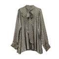 Détail du motif géométrique sur chemise en mousseline dorée avec col à nœud élégant - Taille unique / Grille de Labyrinthe