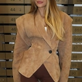 Detailansicht der braunen Wildlederjacke mit Schulterpolstern und asymmetrischem Saum - S / Khaki