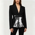 Detailansicht des weißen Vintage-Korsettdrucks auf einem schwarzen Damen-Slim-Fit-Blazer - M / Schwarz