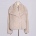 Dettaglio di un cappotto beige in ecopelliccia con texture morbida e ampio revers - S / Albicocca