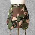 Détail d'une mini-jupe camouflage avec de grandes poches cargo et des fermetures éclair - S / Camouflage
