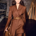 Detail eines dunkelbraunen Blazers mit Cape-Ärmeln und goldener Taillenstickerei für Damen - S / Braun