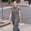 Foto callejera de camisa sin mangas y pantalones de pierna ancha en gris oscuro - Talla única / Gris