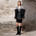 Dettaglio blazer bicolore con polsini a campana e cinturini con fibbia in metallo - S / Nero