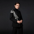 Detail eines schwarzen Blazers mit silberner Feder-Stickerei auf der Schulterpartie - M / Schwarz