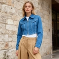 Dettaglio della giacca di denim azzurro con cuciture a contrasto e zip metallica - S / Blu