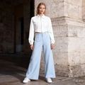 Scatto all'aperto di jeans larghi azzurri e una giacca corta bianca con zip - S / Bianco