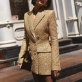 Detail van de tweed blazer met gouden metallic textuur en dubbele parelmoeren knopen - S / Goud
