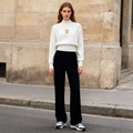 Détail d'un pull blanc à col roulé avec logo serrure dorée et texture de maille raffinée - S / Blanc