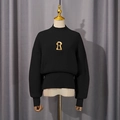 Détail d'un pull noir à col roulé, maille côtelée et pendentif doré en trou de serrure - S / Noir