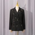 Detailansicht der schwarzen 3D-Blumenapplikation und Goldkettenfransen am Damen-Blazer - Schwarz