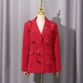 Detail van rode blazer met dubbele rij knopen, 3D-bloemen en gouden kwastjesfranjes - M / Rood