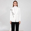 Eleganter weißer taillierter Blazer mit silberner Pailletten-Stickerei an der Schulter - M / Weiß