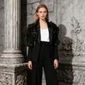 Detailansicht der dramatischen Satinrüschen an der Schulter eines schwarzen Modeblazers - S / Schwarz